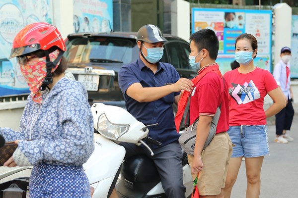Hà Nội: Bí thư Thành ủy Vương Đình Huệ đánh trống khai giảng năm học mới - Anh 6
