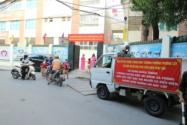 Hà Nội: Bí thư Thành ủy Vương Đình Huệ đánh trống khai giảng năm học mới - Anh 7