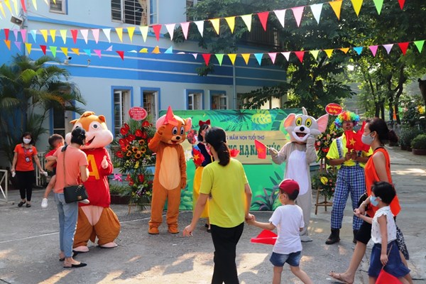 Rực rỡ cờ hoa trong lễ khai giảng - Anh 1