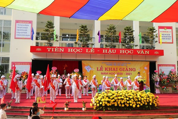 Rực rỡ cờ hoa trong lễ khai giảng - Anh 3