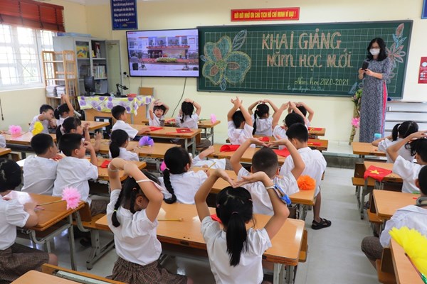Rực rỡ cờ hoa trong lễ khai giảng - Anh 4