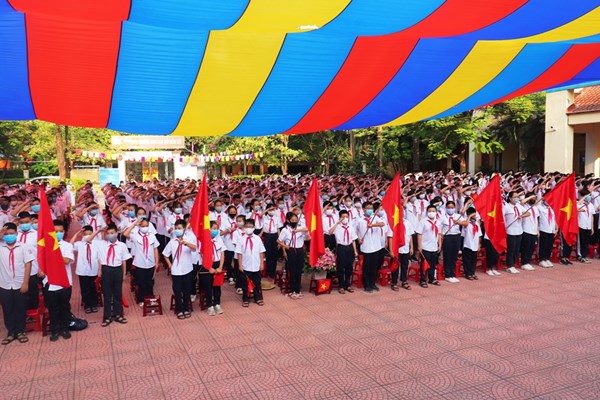 Rực rỡ cờ hoa trong lễ khai giảng - Anh 5