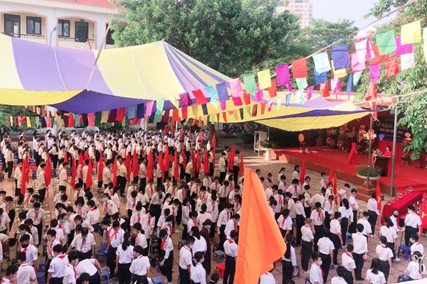 Rực rỡ cờ hoa trong lễ khai giảng - Anh 6