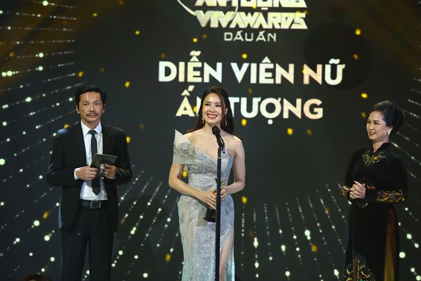 Hoa hồng trên ngực trái, bộ phim về đề tài gia đình giành đại thắng - Anh 1
