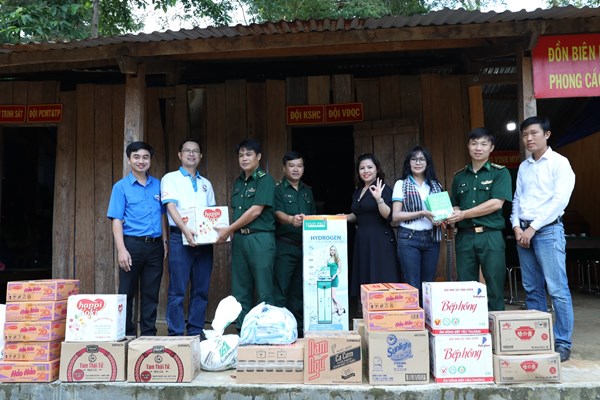 Thắp sáng hạnh phúc nơi biên giới - Anh 1