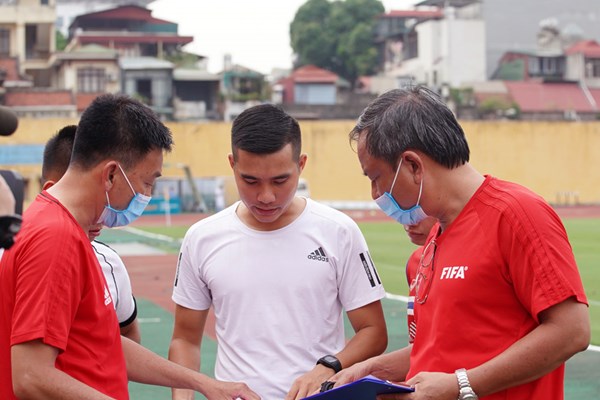2 trợ lý trọng tài không vượt qua bài kiểm tra thể lực - Anh 2