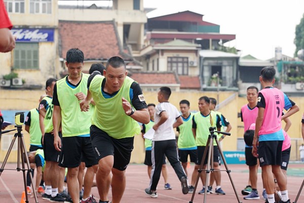 2 trợ lý trọng tài không vượt qua bài kiểm tra thể lực - Anh 1