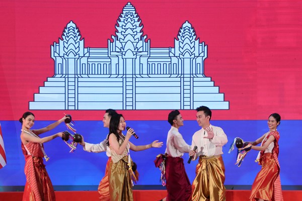 Chủ tịch Quốc hội kiểm tra công tác tổ chức Đại hội đồng AIPA 41 - Anh 9