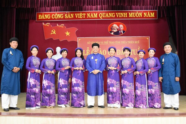Tại sao lại “ném đá” khi cán bộ mặc áo dài ngũ thân đi làm? - Anh 2
