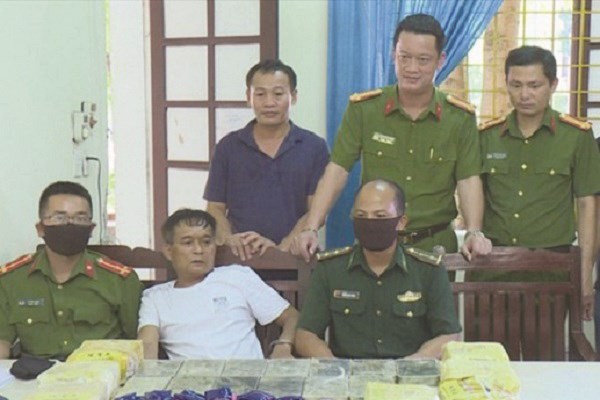 Nghệ An bắt nhóm đối tượng chôn giấu 13 bánh heroin - Anh 1