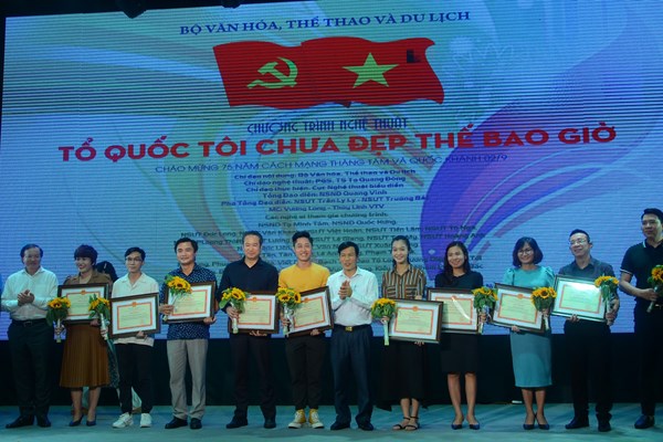 Báo Văn Hóa vinh dự nhận Bằng khen của Bộ trưởng Bộ VHTTDL - Anh 2