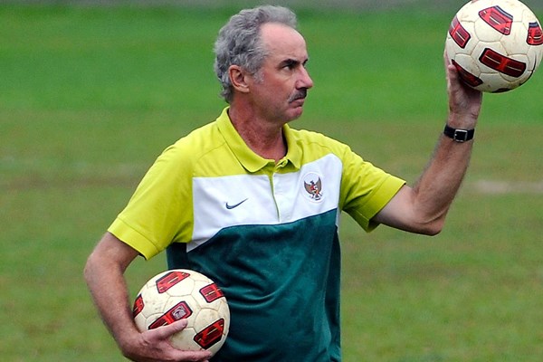 HLV Alfred Riedl: Người giúp bóng đá Việt Nam hết “xây nhà từ nóc” - Anh 1