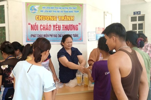 Phụ nữ Hòa Bình với chương trình “Nồi cháo yêu thương” - Anh 1