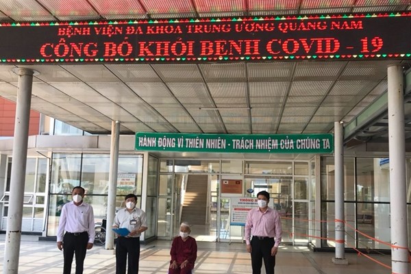 Cụ bà 100 tuổi ở Quảng Nam “chiến thắng” Covid-19, xuất viện về nhà - Anh 1