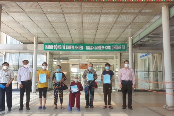 Cụ bà 100 tuổi ở Quảng Nam “chiến thắng” Covid-19, xuất viện về nhà - Anh 2