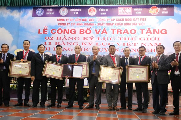 Gốm Đất Việt  đón nhận cú đúp Kỷ lục Thế giới - Anh 2