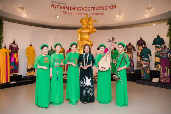 Nghệ nhân áo dài Lan Hương: Mặc Áo dài chuẩn thiết kế sẽ không thấy bất tiện - Anh 2