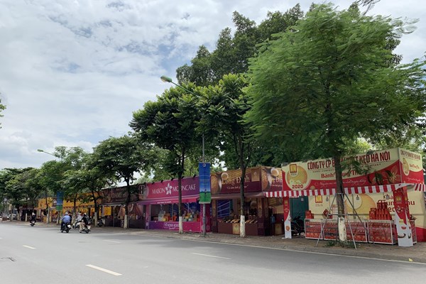 Khi vỉa hè dành cho... bánh Trung thu - Anh 1