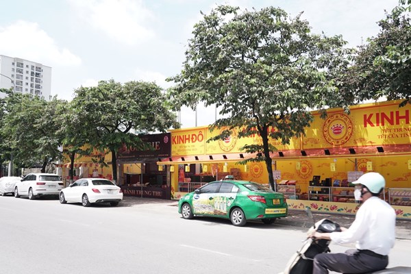 Khi vỉa hè dành cho... bánh Trung thu - Anh 10