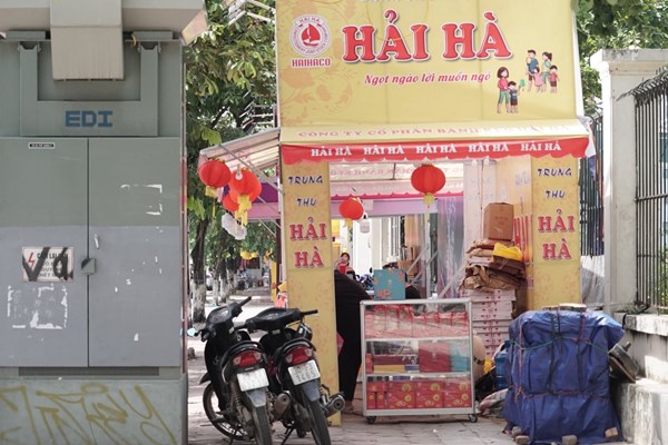 Khi vỉa hè dành cho... bánh Trung thu - Anh 11