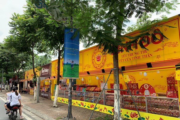 Khi vỉa hè dành cho... bánh Trung thu - Anh 3