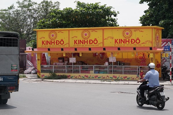 Khi vỉa hè dành cho... bánh Trung thu - Anh 4
