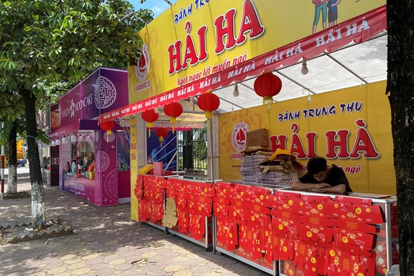 Khi vỉa hè dành cho... bánh Trung thu - Anh 6