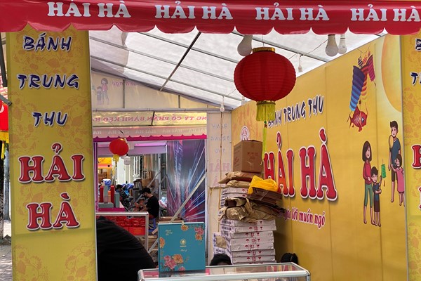 Khi vỉa hè dành cho... bánh Trung thu - Anh 7