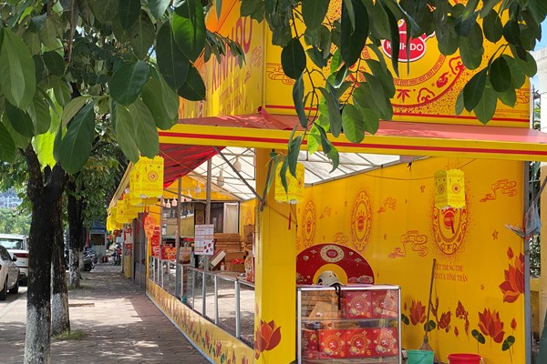 Khi vỉa hè dành cho... bánh Trung thu - Anh 8