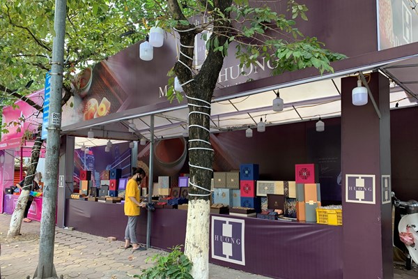 Khi vỉa hè dành cho... bánh Trung thu - Anh 9