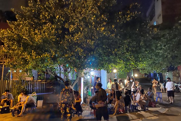 Hà Nội: Tình trạng lấn chiếm vỉa hè kinh doanh hàng quán vẫn còn tiếp diễn xung quanh khu vực Hồ Tây. - Anh 1