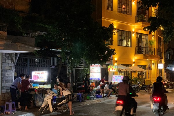 Hà Nội: Tình trạng lấn chiếm vỉa hè kinh doanh hàng quán vẫn còn tiếp diễn xung quanh khu vực Hồ Tây. - Anh 10