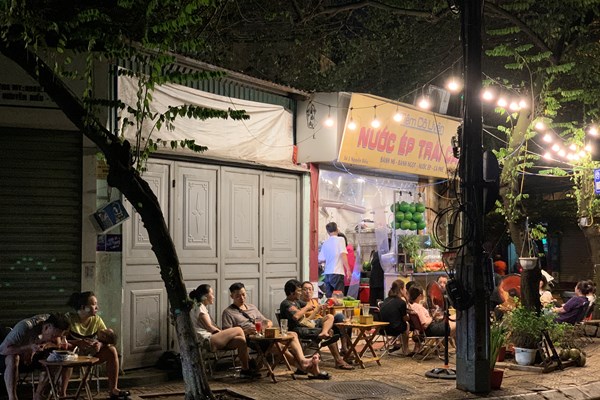 Hà Nội: Tình trạng lấn chiếm vỉa hè kinh doanh hàng quán vẫn còn tiếp diễn xung quanh khu vực Hồ Tây. - Anh 12