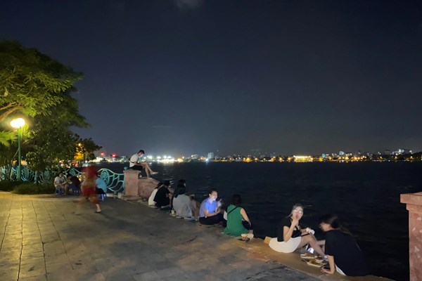 Hà Nội: Tình trạng lấn chiếm vỉa hè kinh doanh hàng quán vẫn còn tiếp diễn xung quanh khu vực Hồ Tây. - Anh 2