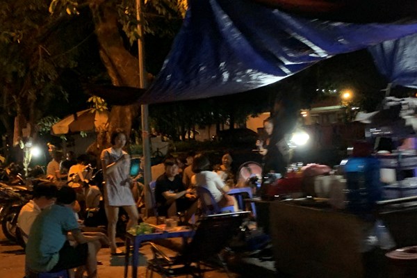Hà Nội: Tình trạng lấn chiếm vỉa hè kinh doanh hàng quán vẫn còn tiếp diễn xung quanh khu vực Hồ Tây. - Anh 3
