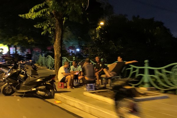 Hà Nội: Tình trạng lấn chiếm vỉa hè kinh doanh hàng quán vẫn còn tiếp diễn xung quanh khu vực Hồ Tây. - Anh 4
