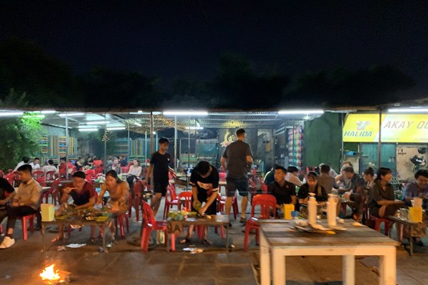 Hà Nội: Tình trạng lấn chiếm vỉa hè kinh doanh hàng quán vẫn còn tiếp diễn xung quanh khu vực Hồ Tây. - Anh 6
