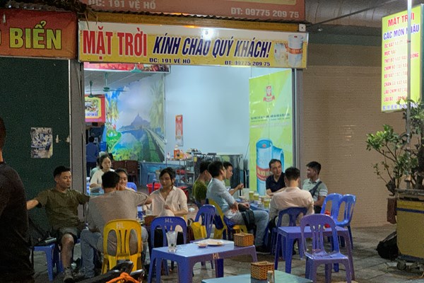 Hà Nội: Tình trạng lấn chiếm vỉa hè kinh doanh hàng quán vẫn còn tiếp diễn xung quanh khu vực Hồ Tây. - Anh 7