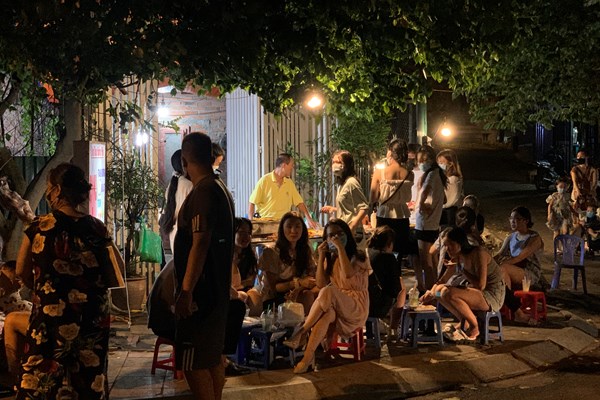 Hà Nội: Tình trạng lấn chiếm vỉa hè kinh doanh hàng quán vẫn còn tiếp diễn xung quanh khu vực Hồ Tây. - Anh 8