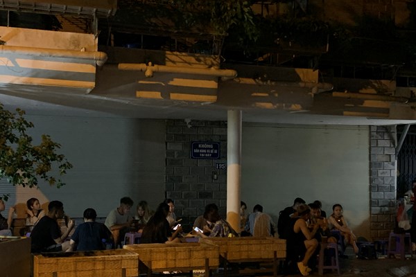 Hà Nội: Tình trạng lấn chiếm vỉa hè kinh doanh hàng quán vẫn còn tiếp diễn xung quanh khu vực Hồ Tây. - Anh 9