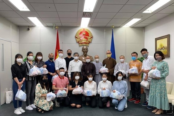 Tổng Lãnh sự quán tại Fukuoka trao quà ủng hộ người dân phòng, chống thiên tai và dịch Covid-19 - Anh 1