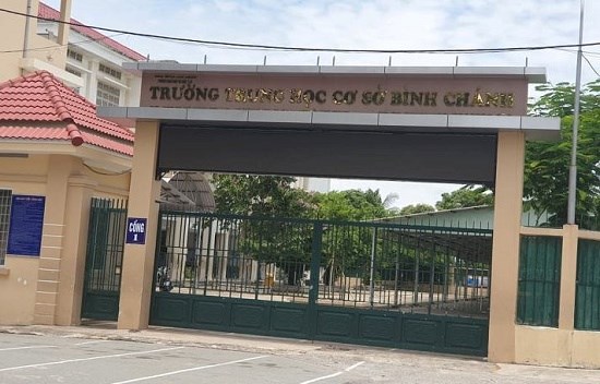 Thu tiền ghế ngồi chào cờ của học sinh: