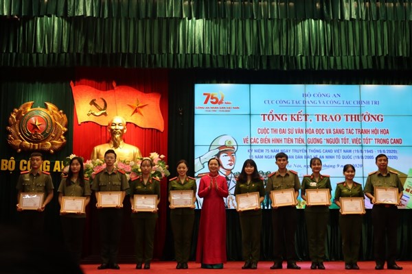 Bộ Công an trao giải vòng sơ khảo cuộc thi “Đại sứ Văn hóa đọc năm 2020” - Anh 4