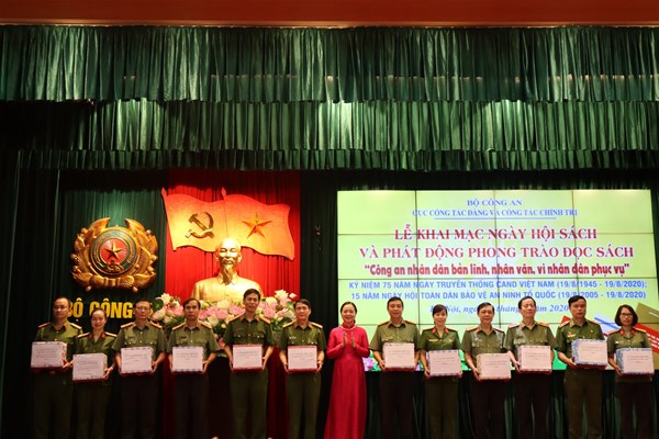 Bộ Công an trao giải vòng sơ khảo cuộc thi “Đại sứ Văn hóa đọc năm 2020” - Anh 5