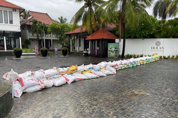 Quảng Nam: Giăng dây, chèn bao cát giữ nhà hàng, khách sạn ven biển trước lúc bão số 5 đổ bộ - Anh 3