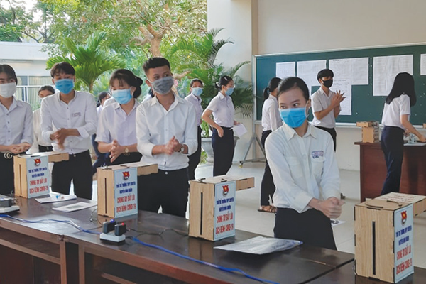Học sinh chế máy rửa tay sát khuẩn tự động phòng chống Covid-19 - Anh 1