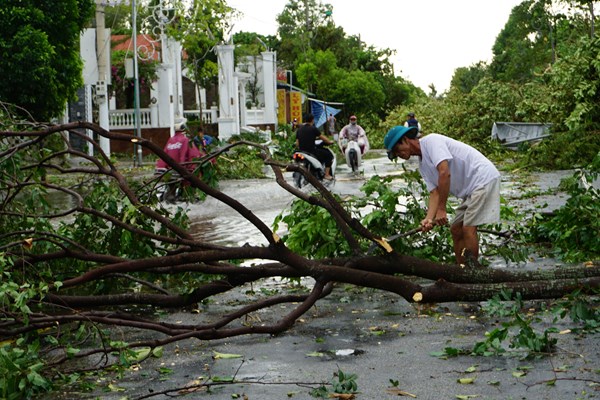 TT-Huế: Bão số 5 làm một người tử vong, gần 1.700 nhà tốc mái - Anh 4