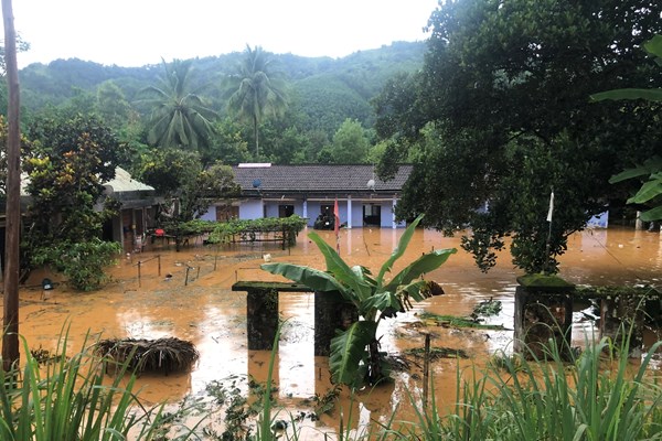 Quảng Nam : Mưa lớn, lũ lên nhanh gây chia cắt, sạt lở nhiều tuyến đường vùng miền núi - Anh 4