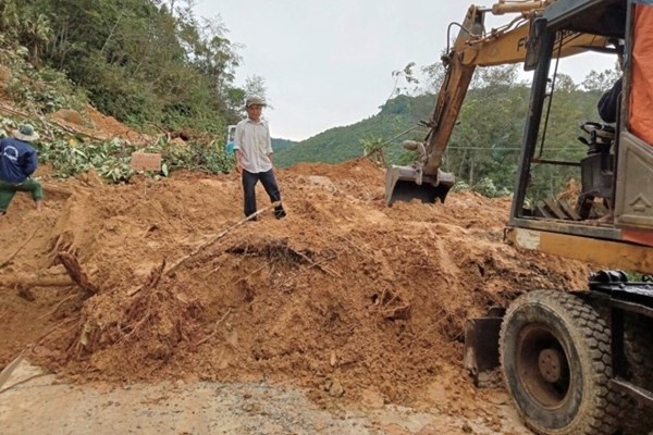 Quảng Nam : Mưa lớn, lũ lên nhanh gây chia cắt, sạt lở nhiều tuyến đường vùng miền núi - Anh 3