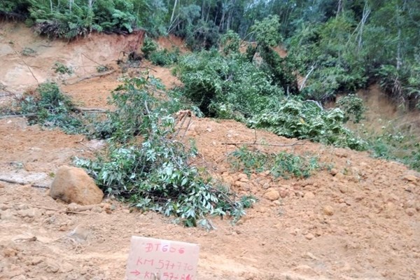 Quảng Nam : Mưa lớn, lũ lên nhanh gây chia cắt, sạt lở nhiều tuyến đường vùng miền núi - Anh 2